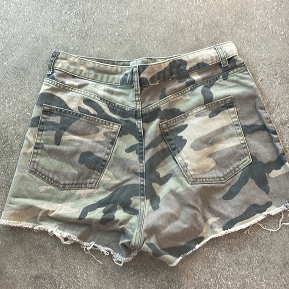 Topshop moto camo / camouflage mom shorts. US 8 - Picture 2 of 3